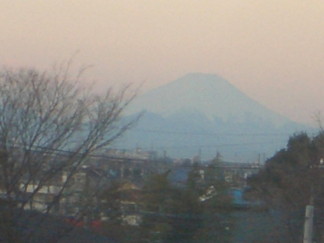 吉川市と越谷市の市境　吉越橋から望む富士山